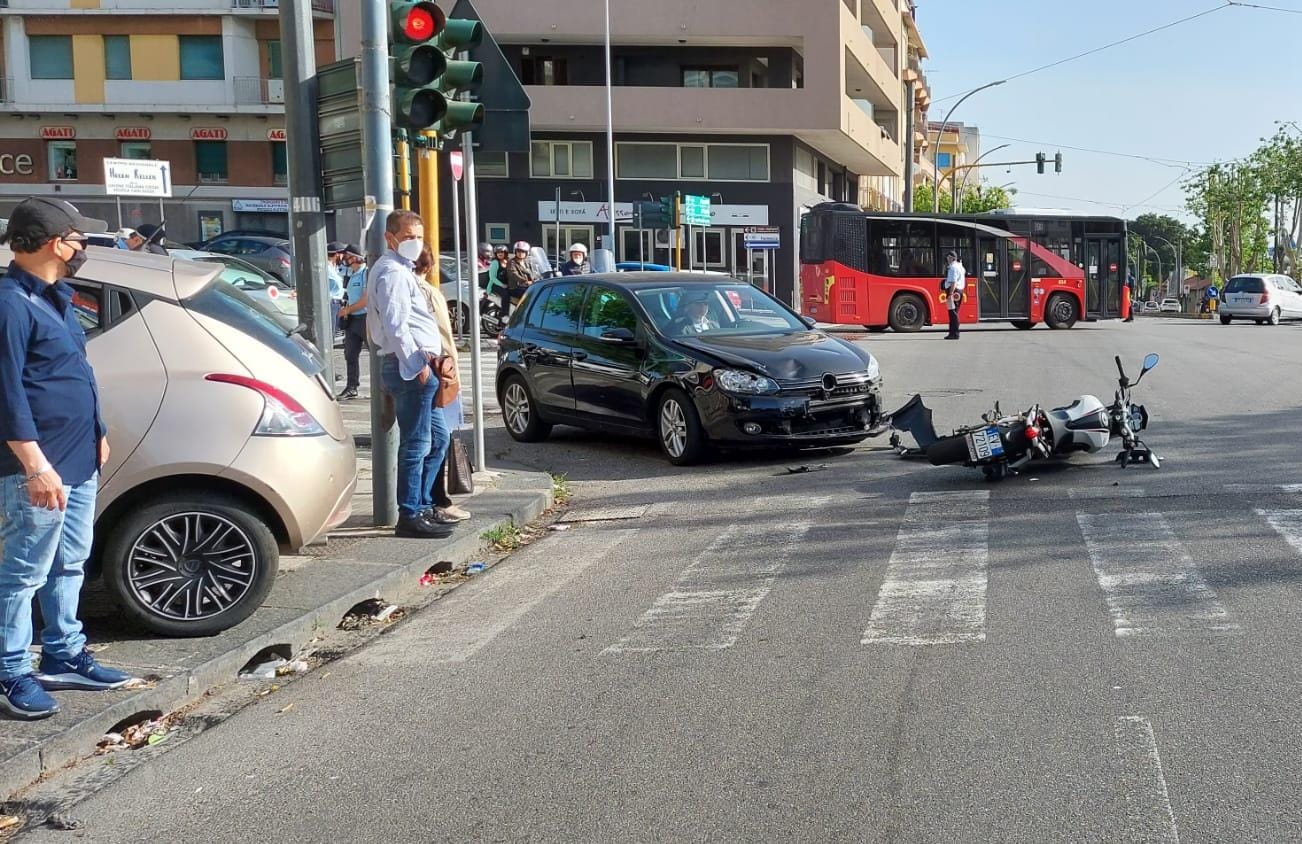 Viale Della Libertà, Scontro Tra Auto E Moto - Messina Oggi