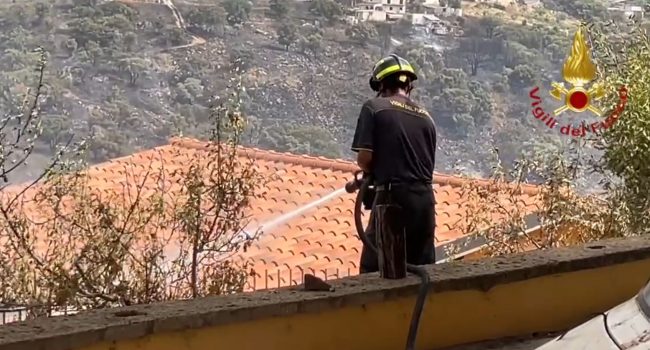 Incendi A Palermo Prefetto E Intervenuto Lesercito Sindaco