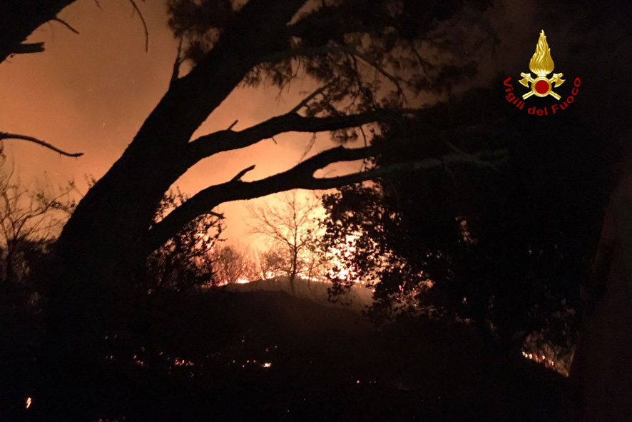 Macchia mediterranea brucia, spenti 40 incendi da Giampilieri a Gioiosa