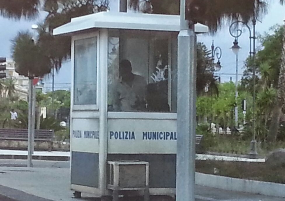 Garitta della polizia municipale "presidiata" da extracomunitari