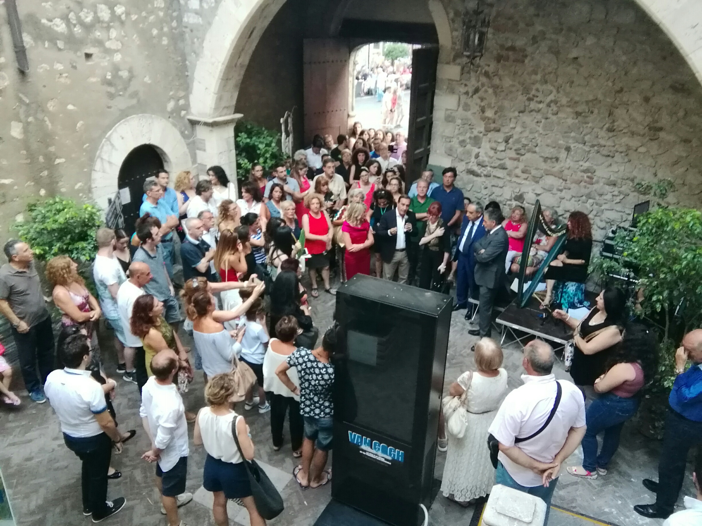 Van Gogh multimedia incanta Taormina, prima serata con oltre 1000 visitatori