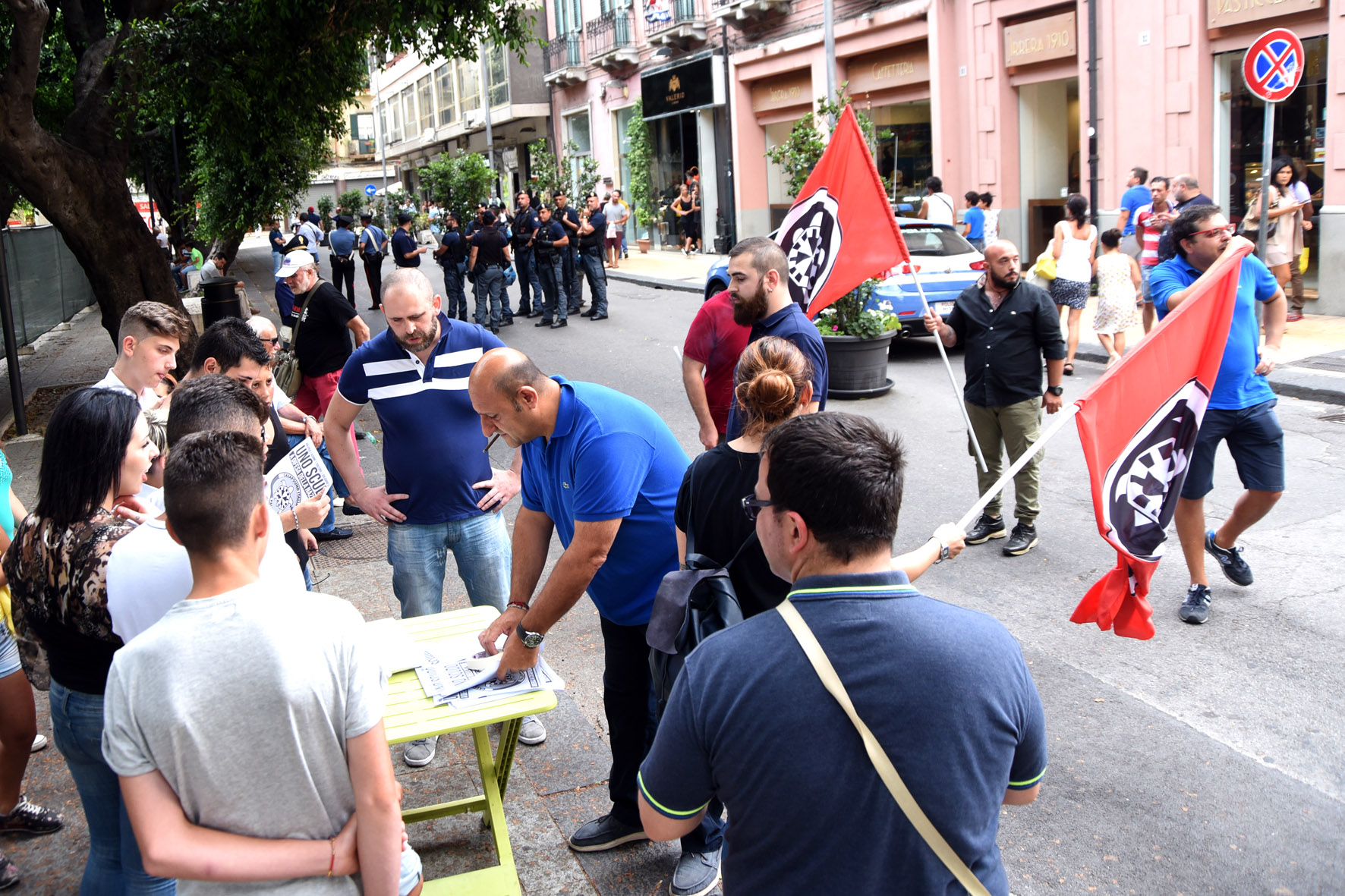 Piazza Cairoli, tensione e cariche della polizia