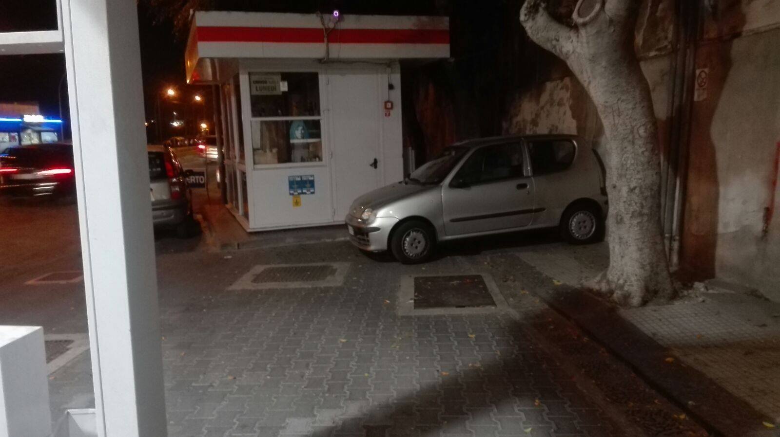 Come improvvisare un parcheggio di notte… Premio fantasia ma che sanzione?