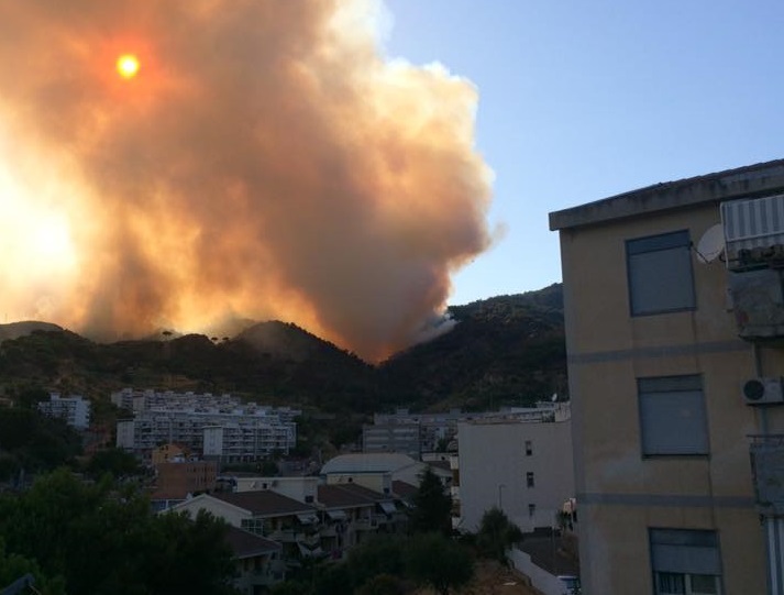 Furia incendiaria, ultimi focolai sui Monti Ciccia e Carbonaro. Attive squadre a terra