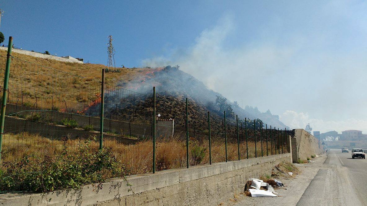 Natura che non perdona e continua a bruciare. Tocca alla Panoramica dello Stretto