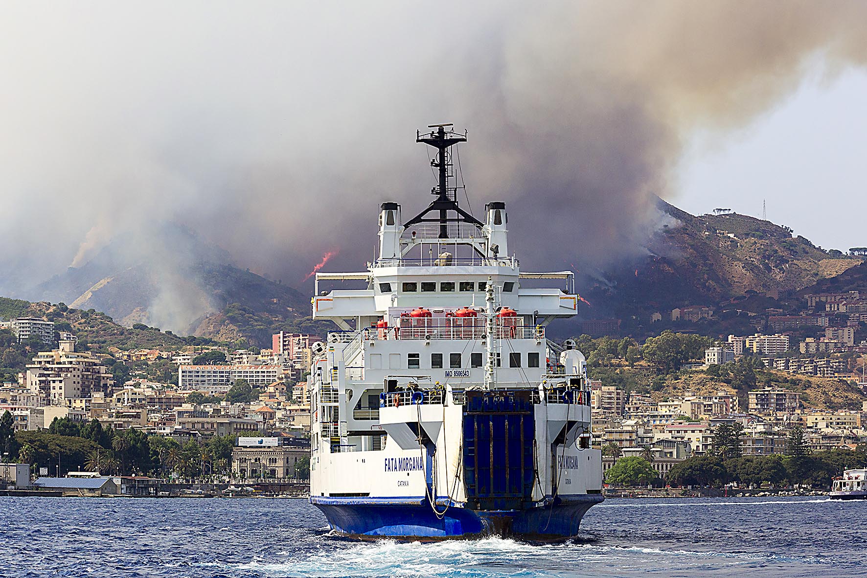 Messina in fiamme, incendi da nord a sud