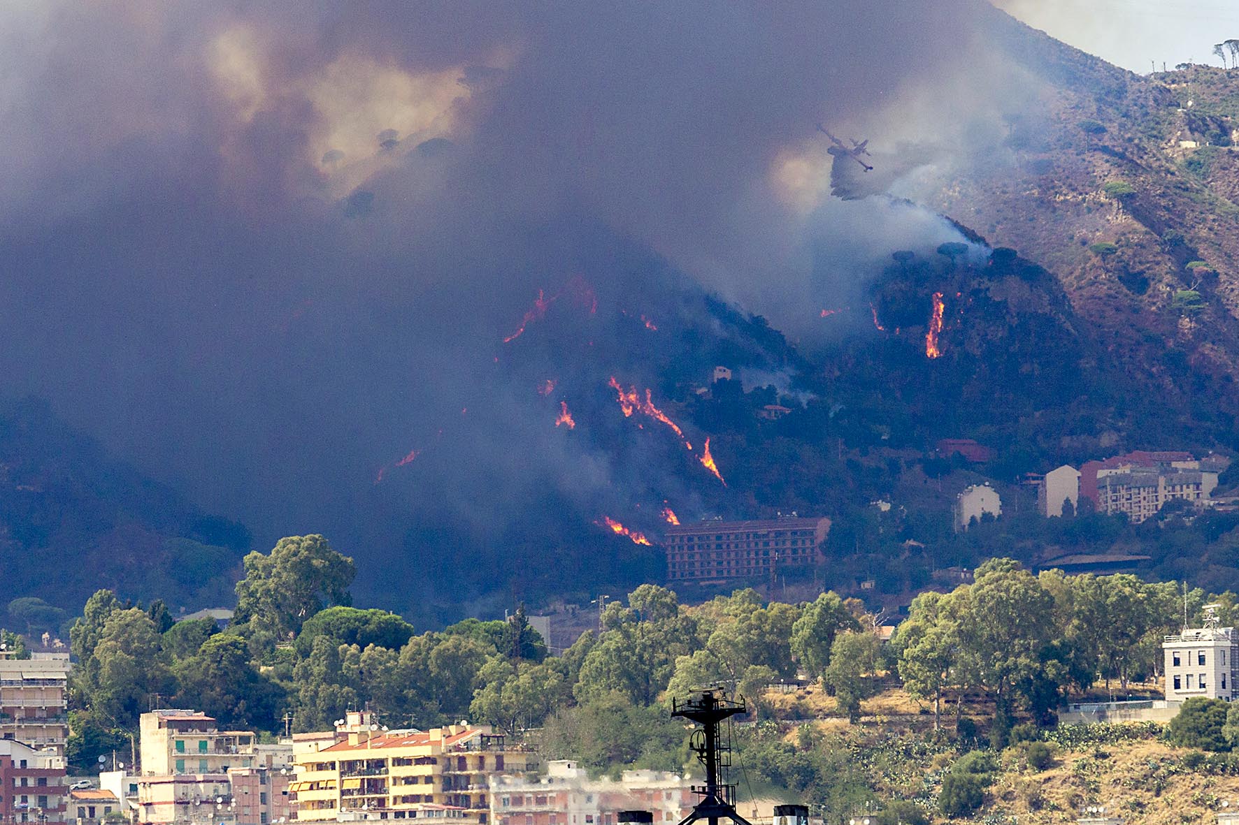 Incendi, A18 teatro di sinistri: ferita donna gravida portata in ospedale