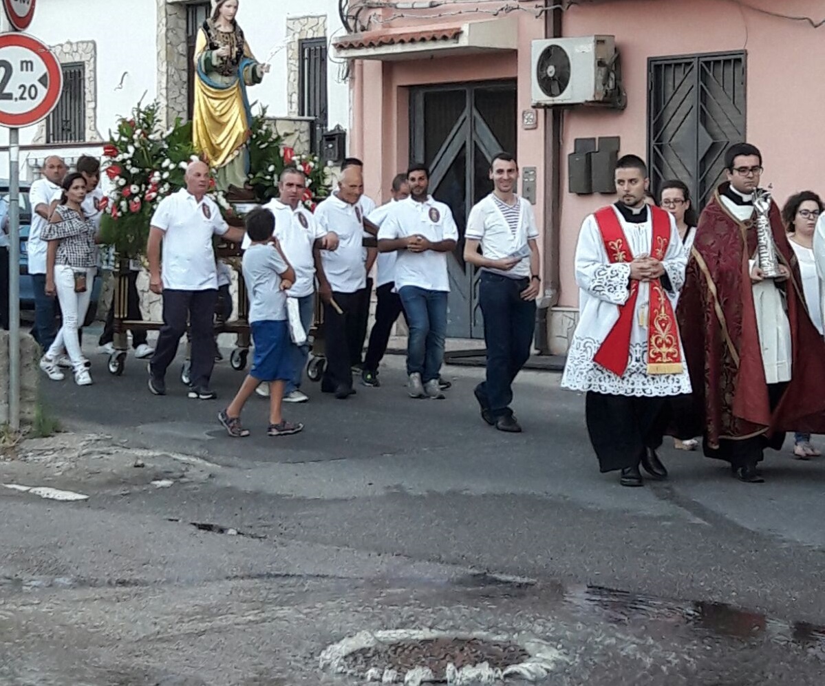 Santa Margherita in processione tra la fogna. Un turista romano: "E' Cloacina?"