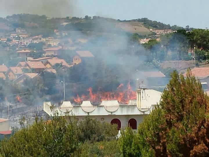 Villaggio Sperone infuocato. A Salice nuovo incendio da stamane. Allarme a Catarratti