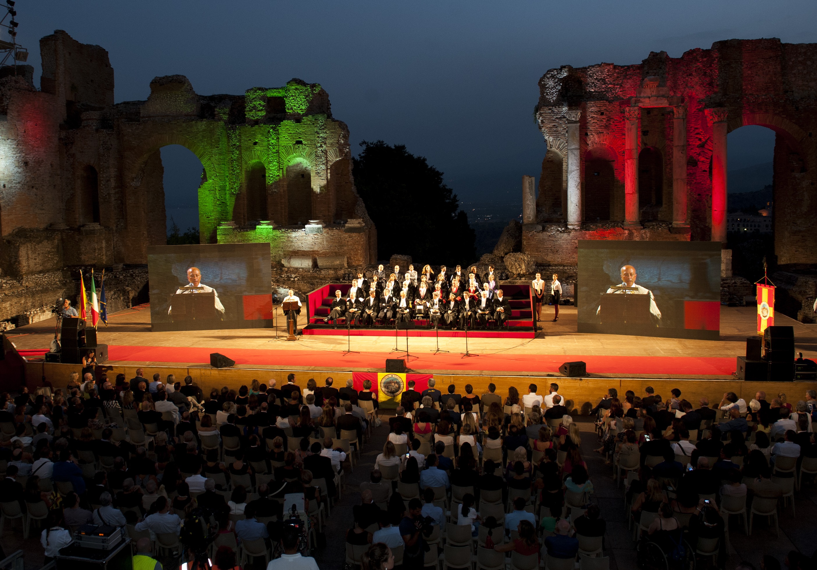 Taormina, il Teatro Antico aperto di notte in via sperimentale