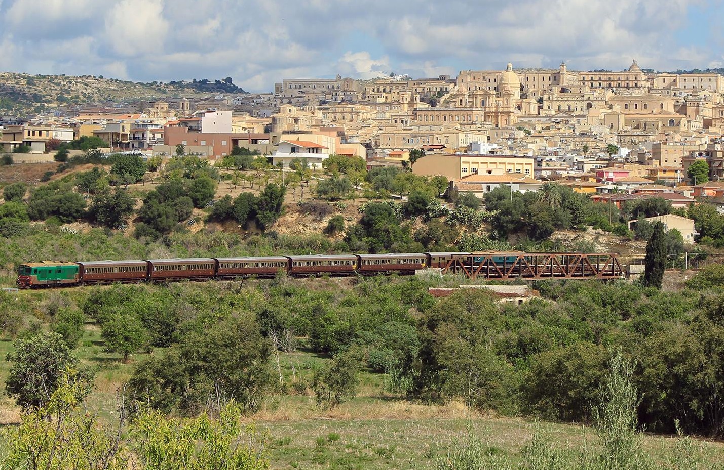 Treni storici, partenze da Messina per scoprire le suggestioni dell'Etna