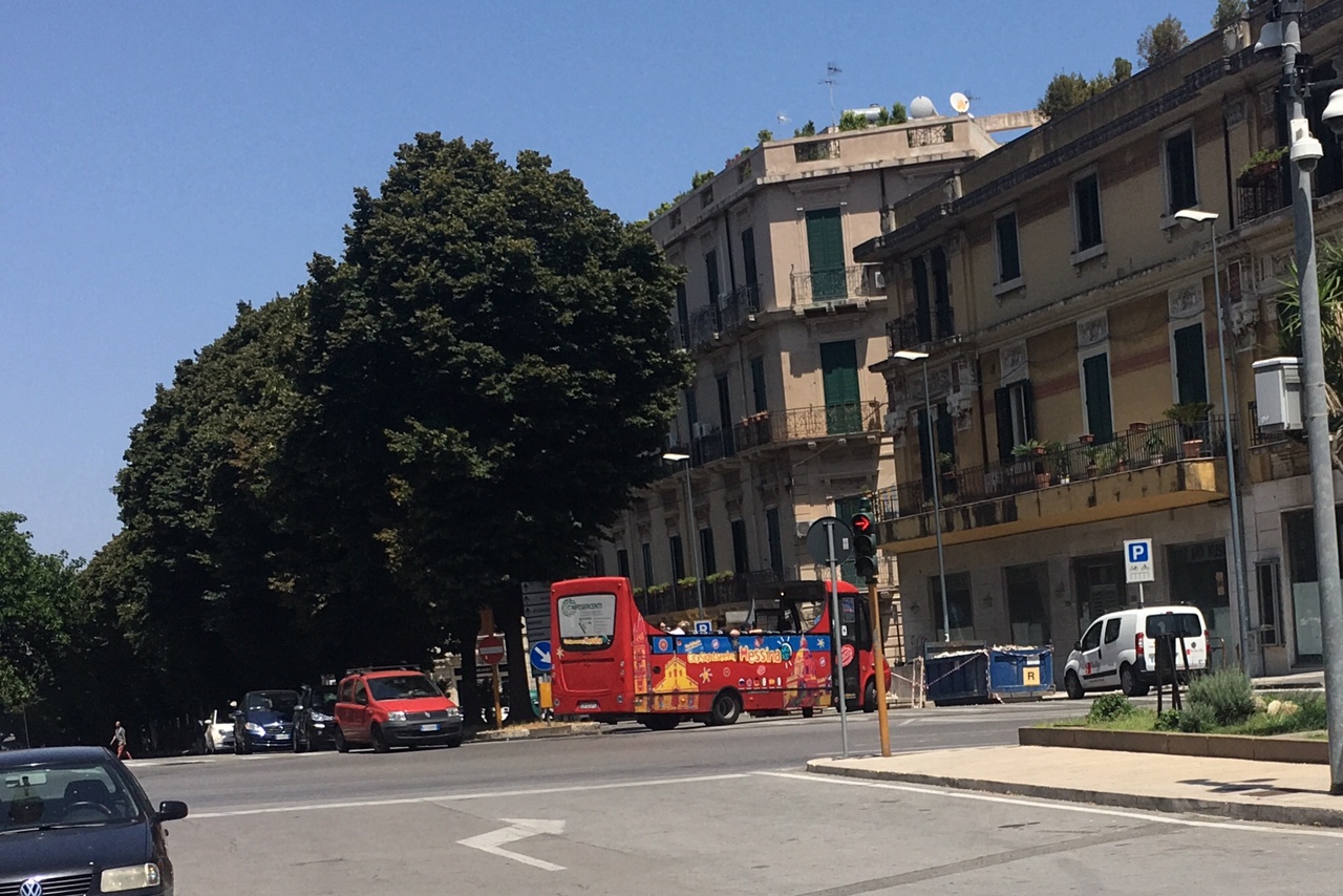 La polemica: "I bus saltano la fermata dello shopping a Cairoli"