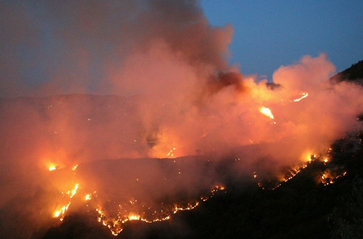 Incendi in provincia, bruciano i Nebrodi