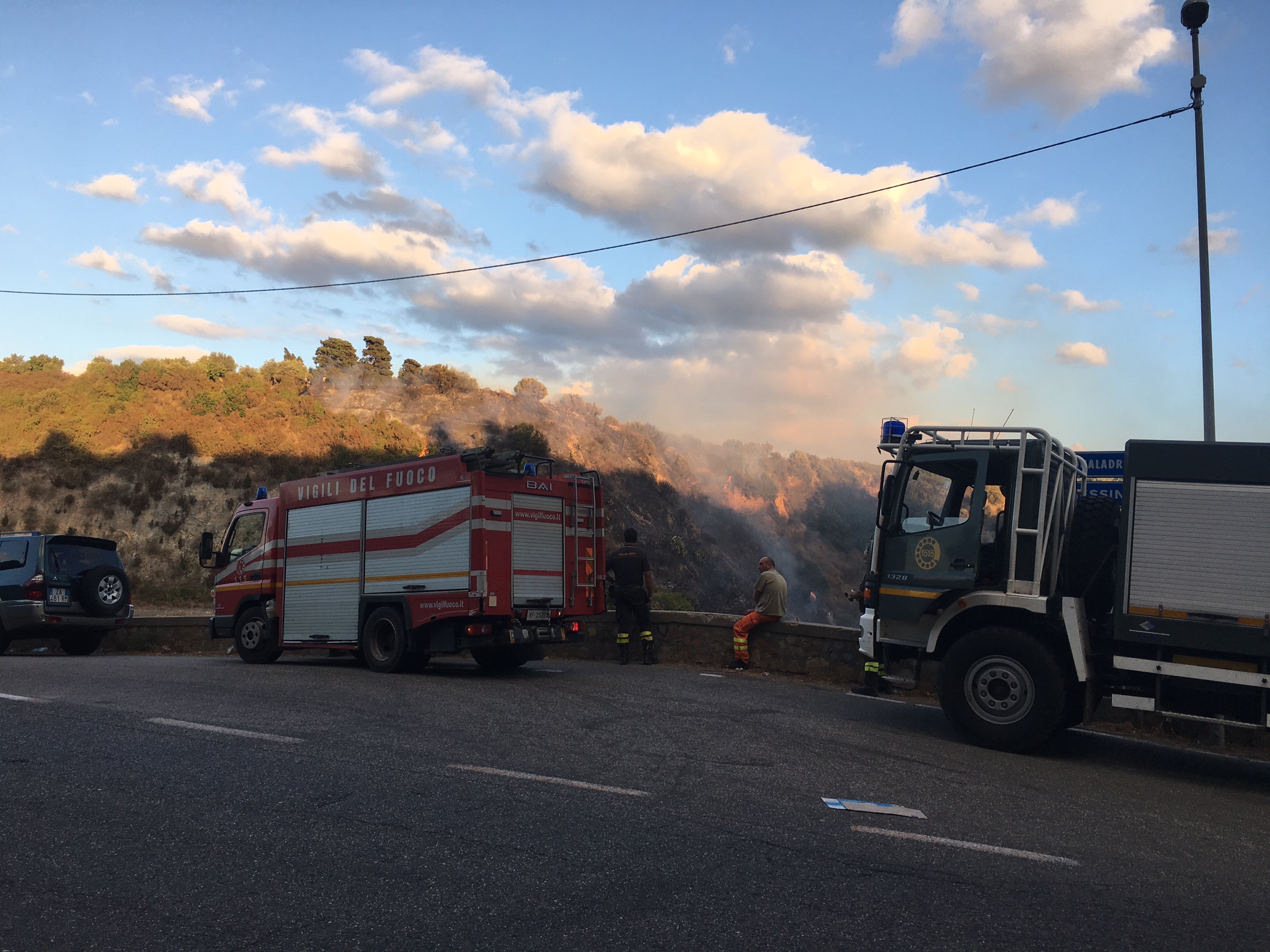 Incendio ad Acqualadroni: intervento di pompieri e forestale