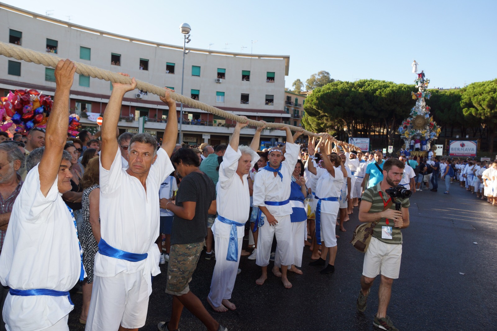 Cade durante la processione della Vara: 60enne in prognosi riservata