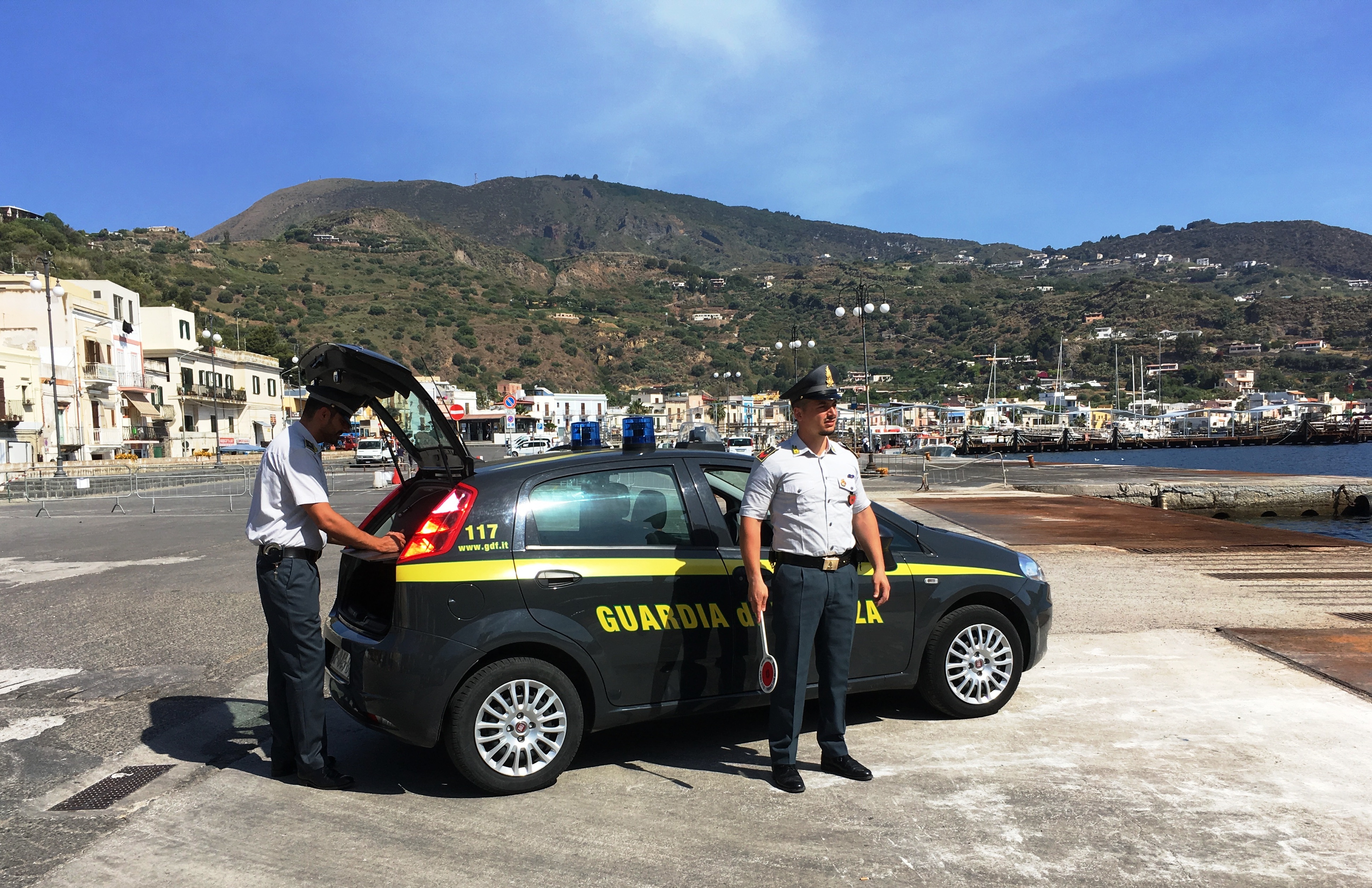 Coltivazione e spaccio di droga, due denunce ed un arresto a Lipari