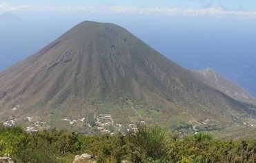 Salina, due giovani calabresi finiscono in un dirupo: salvati dai VdF