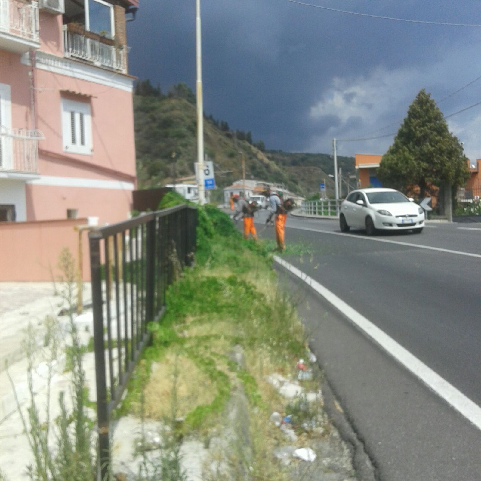 Giampilieri: via le erbacce, ma le "schegge" finiscono sulle auto in transito