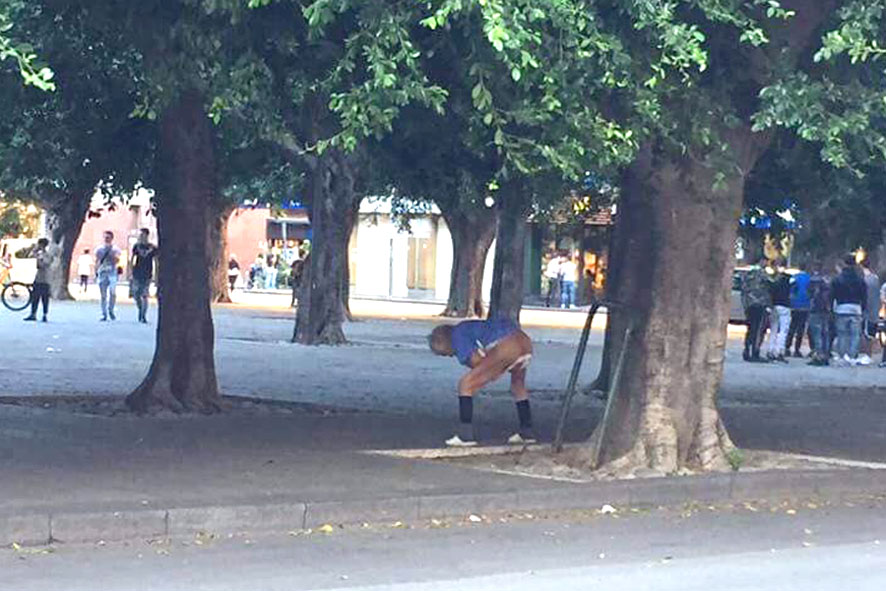 Piazza Cairoli è un cesso… e il barbone fa la cacca