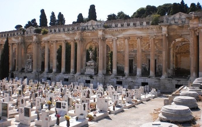 "Il buio e poi la luce: scolpire la memoria", visite al cimitero per ricordare le vittime del 1908