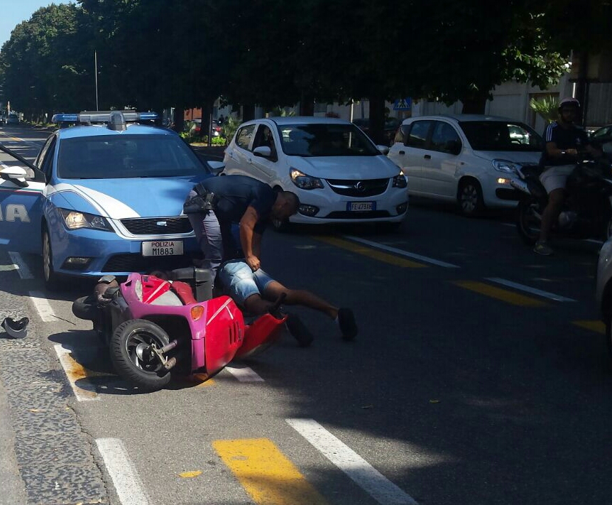 Rubano in un palazzo: arresto-lampo della polizia