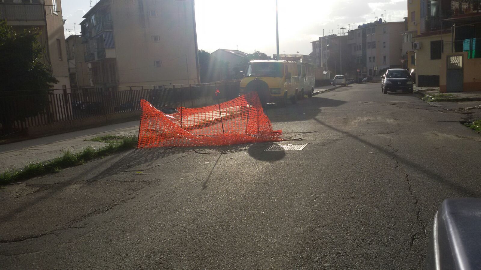 Acqua scava sotto sede V Circoscrizione di Villa Lina, voragini persistono a pochi passi