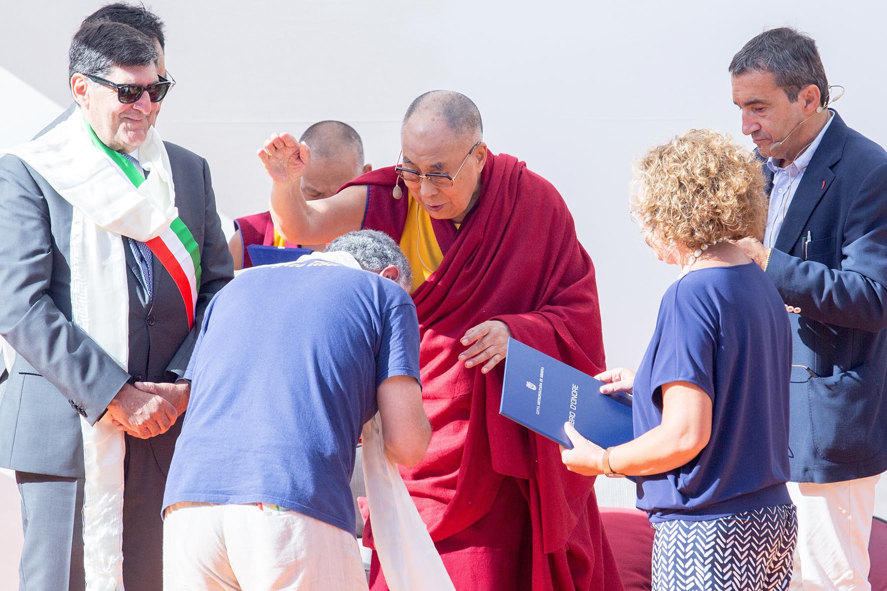 Dalai Lama sui migranti: "Grazie Italia per il vostro lavoro"