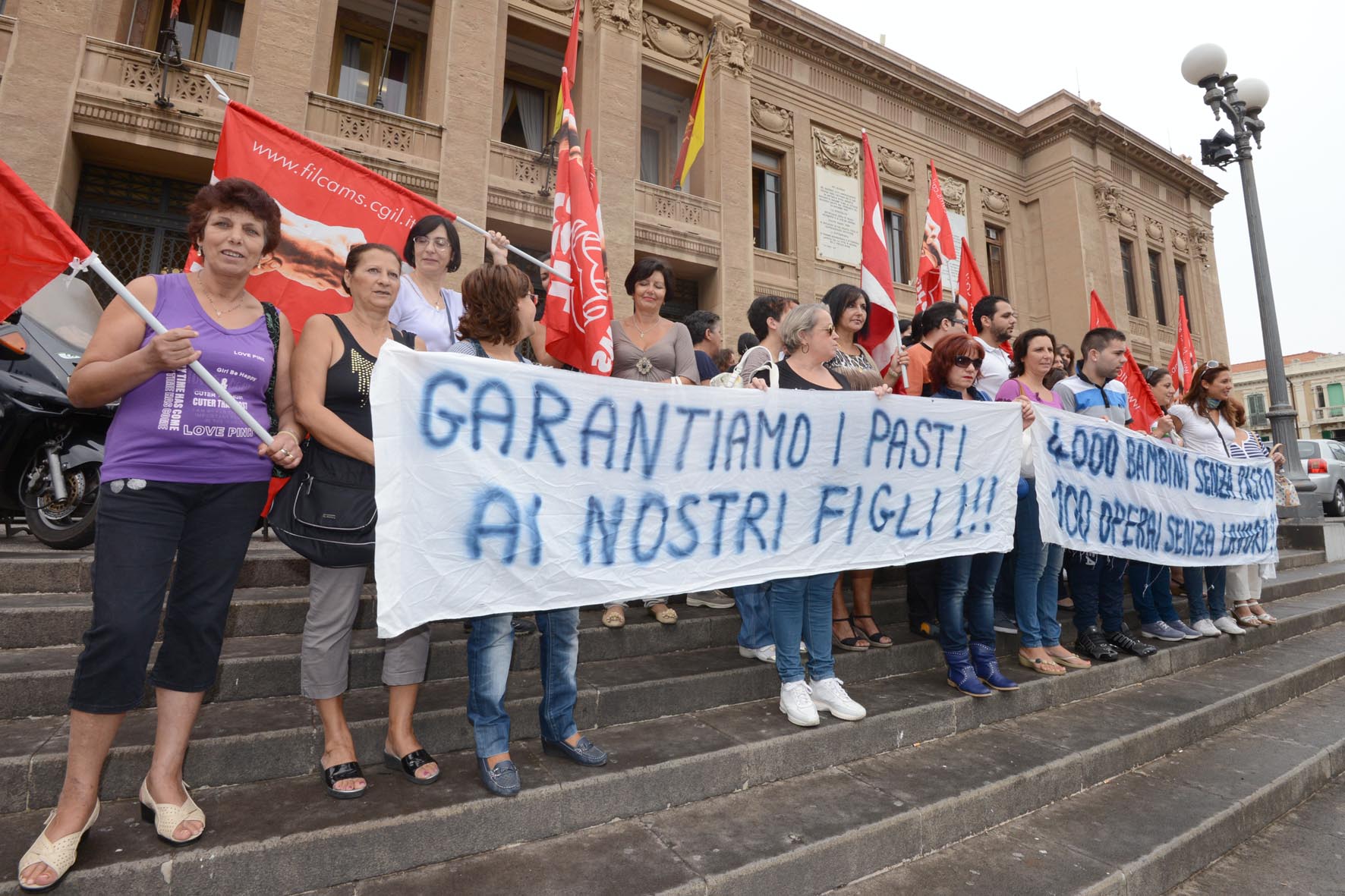 Refezione scolastica, ancora ritardi sull’avvio. 80 addetti battono cassa al Municipio