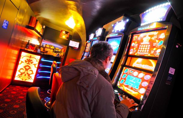 Giro di vite contro il gioco d'azzardo, giunta firma ordinanza per contrastare la ludopatia
