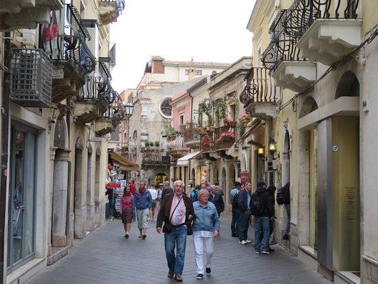 "È tempo di rimboccarsi le maniche", Taormina getta le basi in vista delle Amministrative