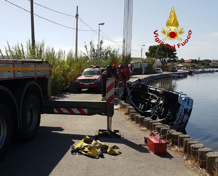 Auto finisce nel lago, intervento dei Vigili del fuoco a Torre Faro