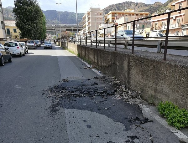 Via Comunale Camaro, asfalto “saltato” per l’ennesima volta con la pioggia di ieri