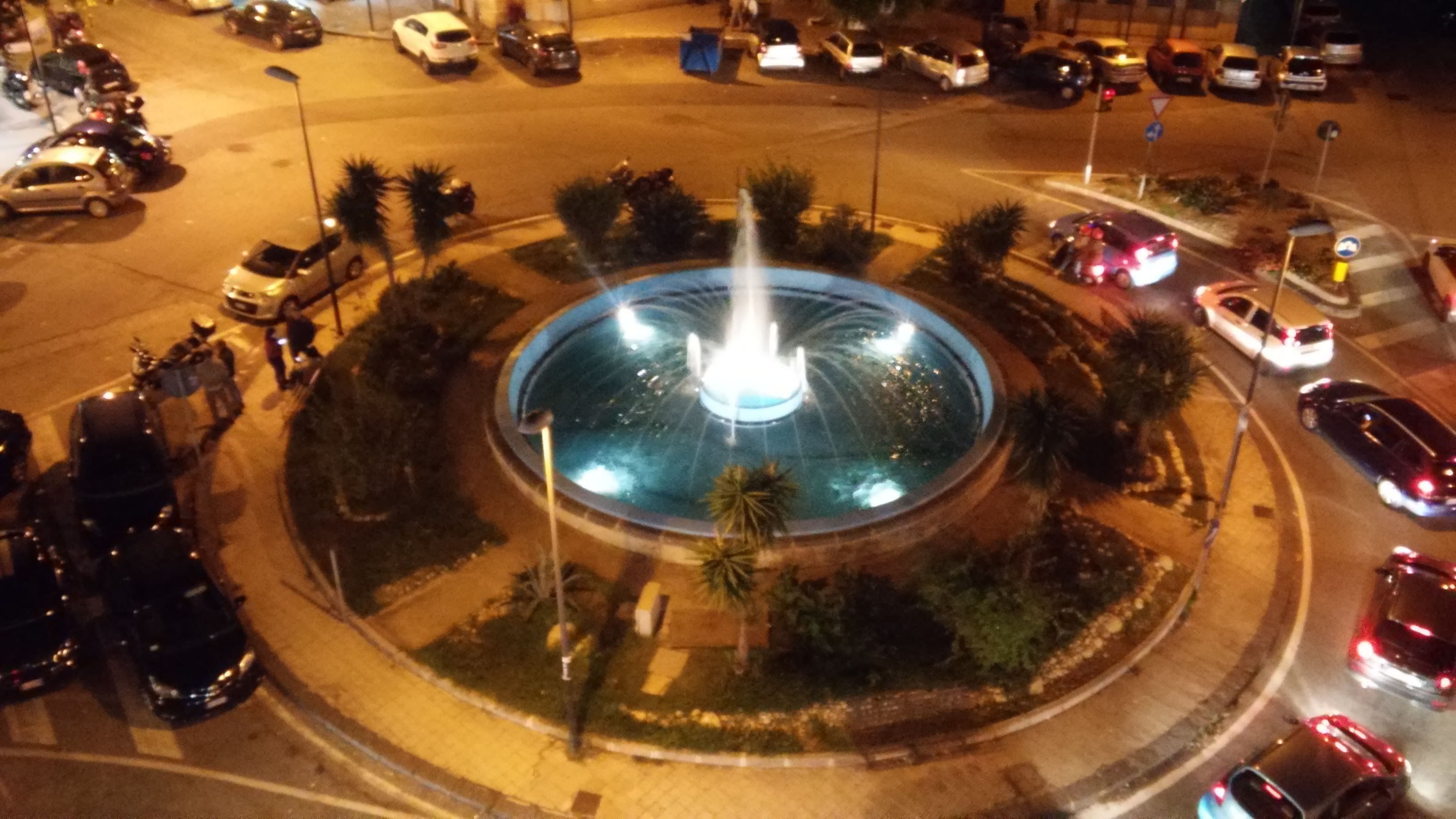 Fontana “Muricello”, colpo d’occhio notturno. Caronte&Tourist termina lavori