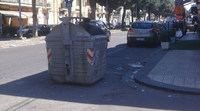 Cassonetto in mezzo alla strada, chi controlla l'operato di MessinAmbiente?