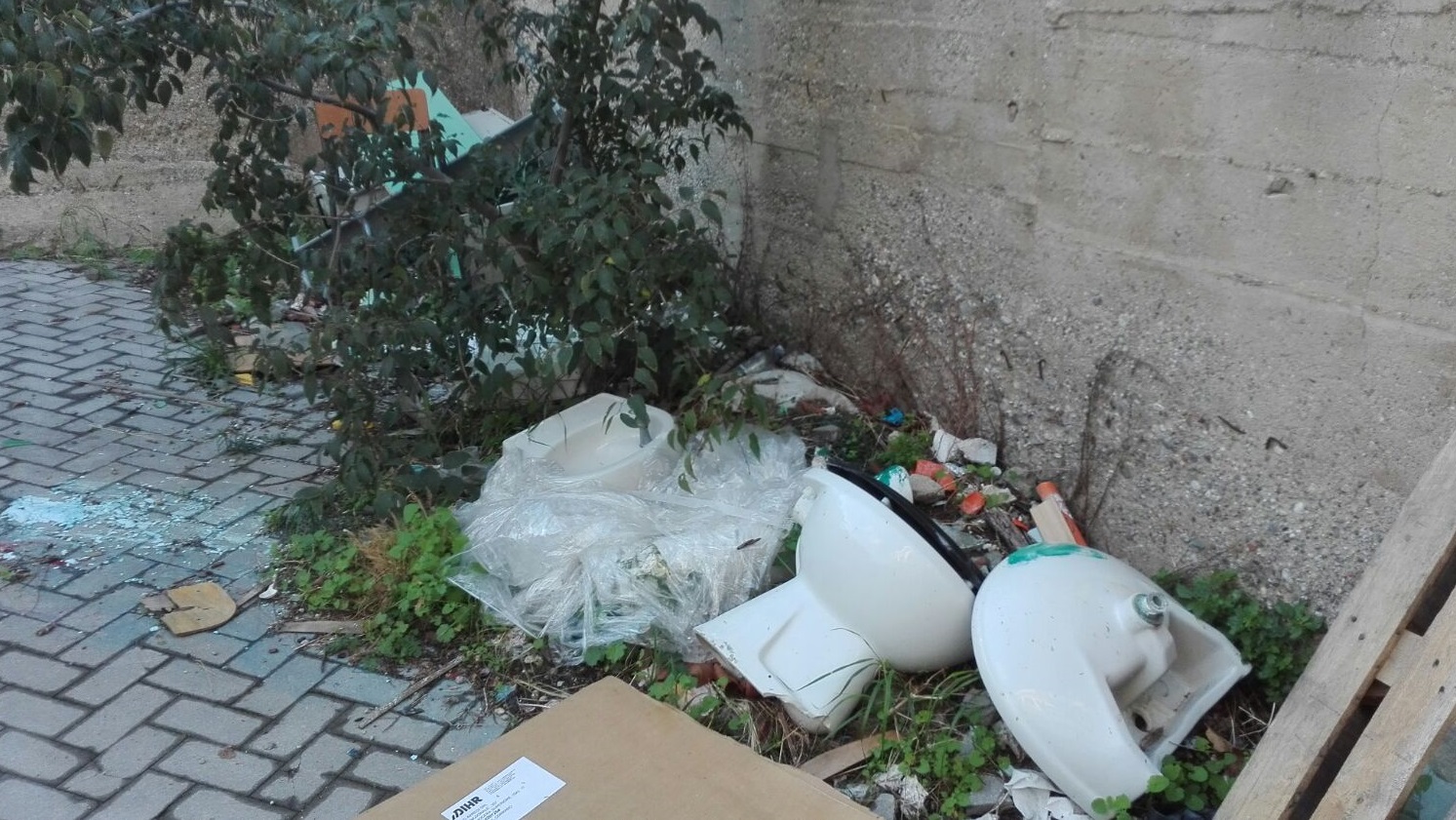 Sembra una discarica cittadina: è il cortile di una scuola