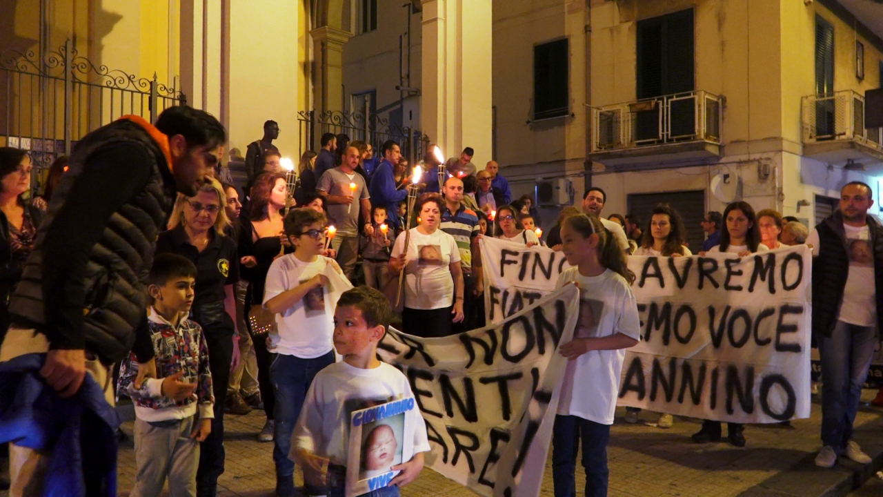 Corteo “luminoso” per Giovannino, la famiglia: Si tenga alta l’attenzione sul nostro piccolo