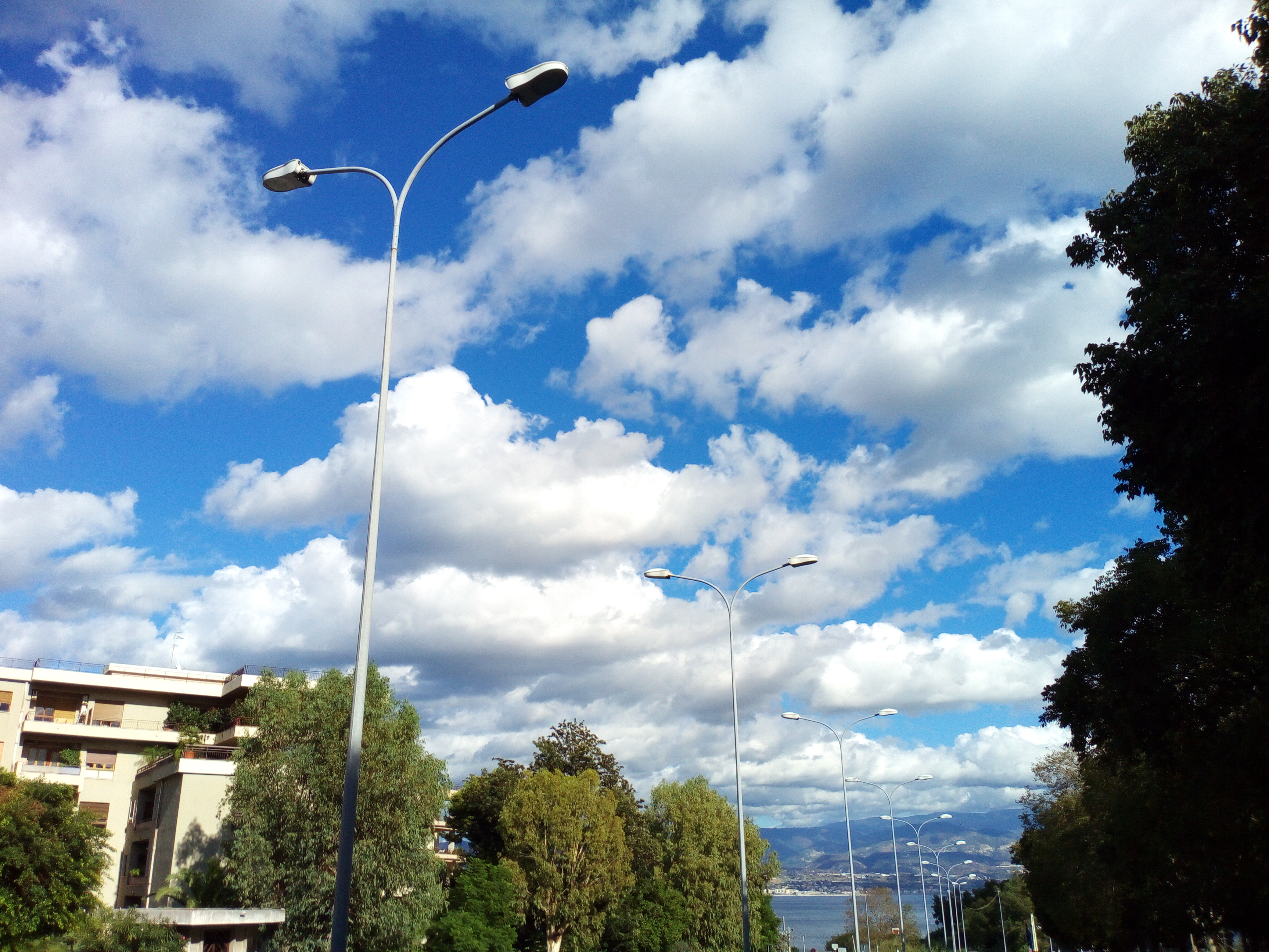 Interi quartieri al buio, difficile sostituire anche una lampada della pubblica illuminazione