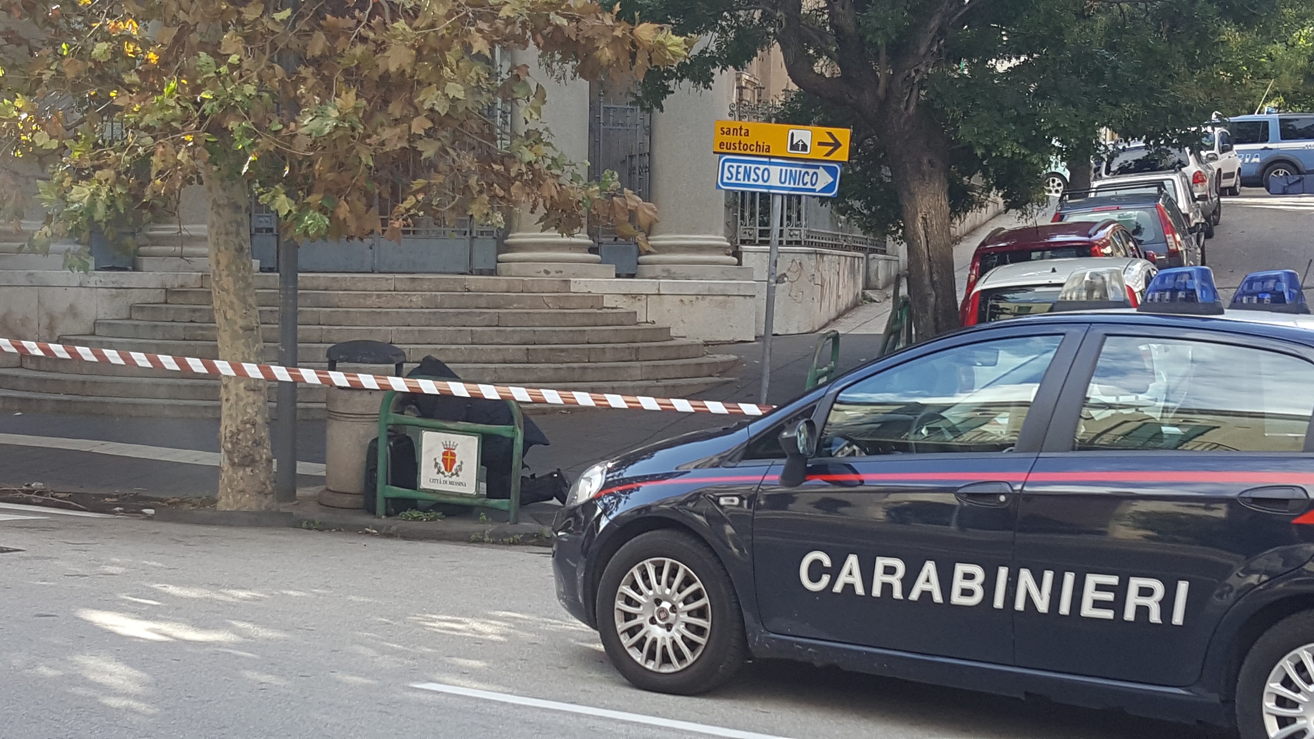 Presunto ordigno esplosivo sul Corso Cavour, i carabinieri ispezionano trolley sospetto