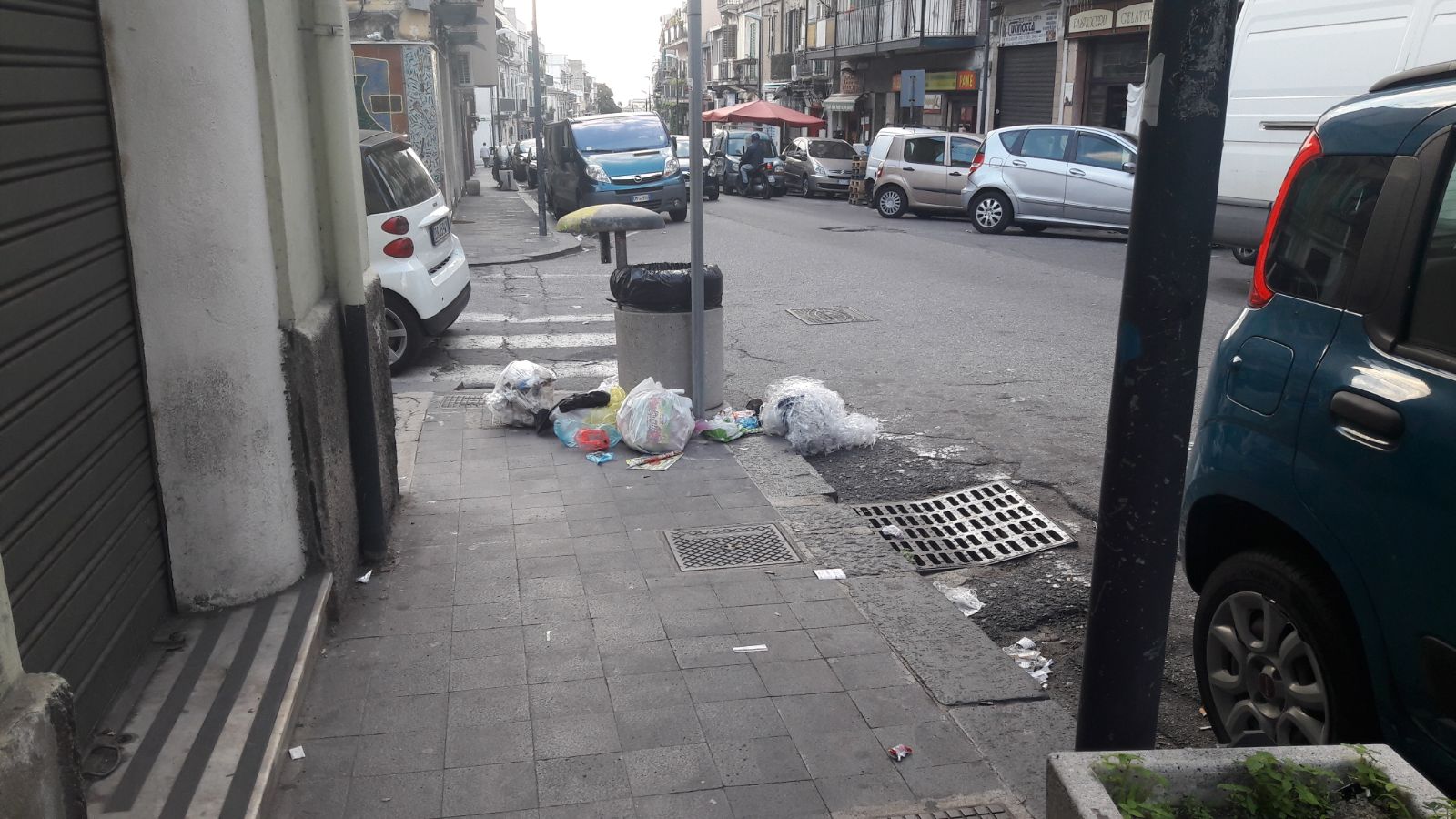 Via Palermo, degrado e inciviltà regnano sovrani