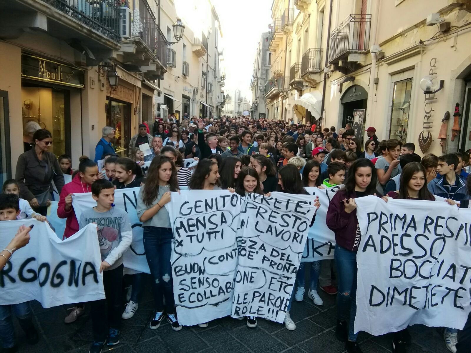 Taormina in strada al grido: "Vogliamo scuole sicure"