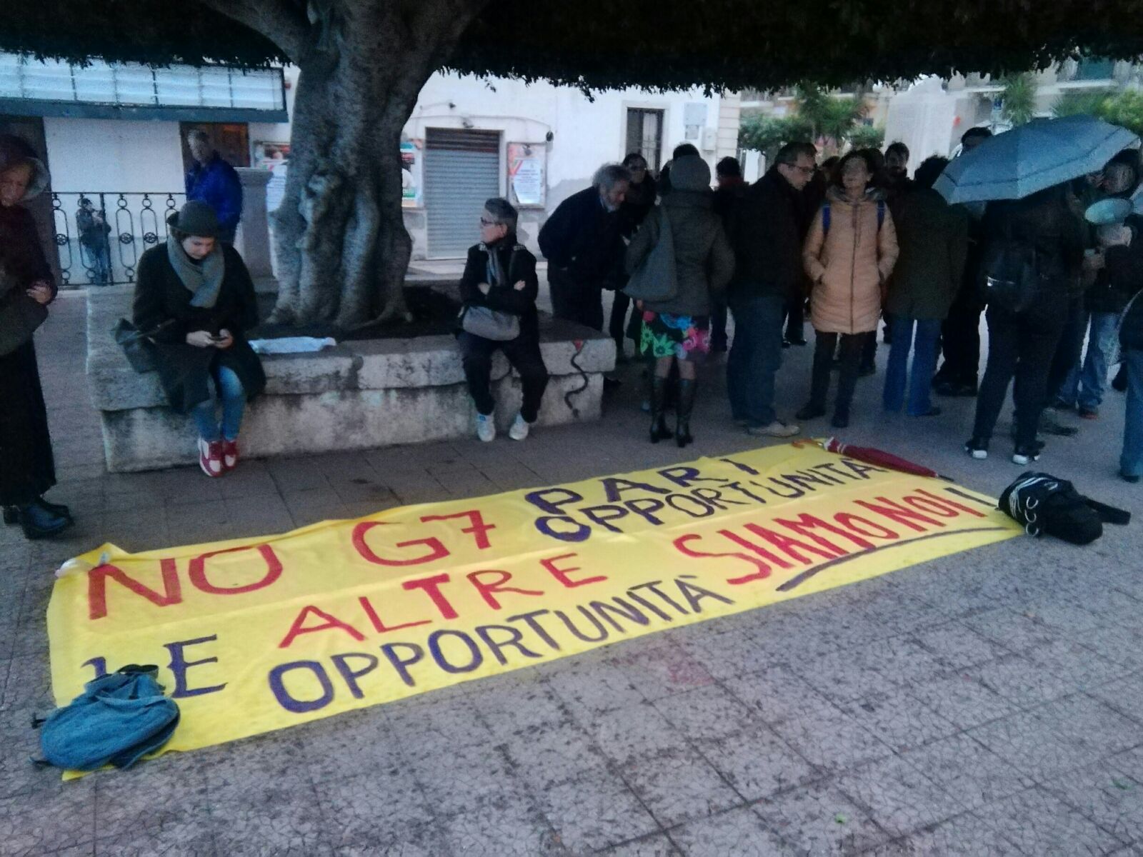 No al G7, sit-in a Giardini sotto il temporale