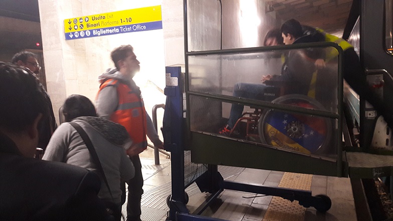 Ferrovie e appalti, tagli a 7 addetti specializzati nella mobilità ridotta. Violazione contratti