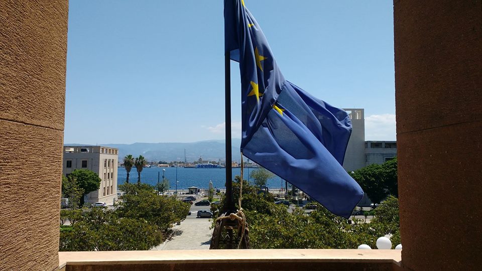 Palazzo Zanca, bandiere a mezz'asta. Vicino agli Egiziani e militante vs abusi del "mondo rosa"