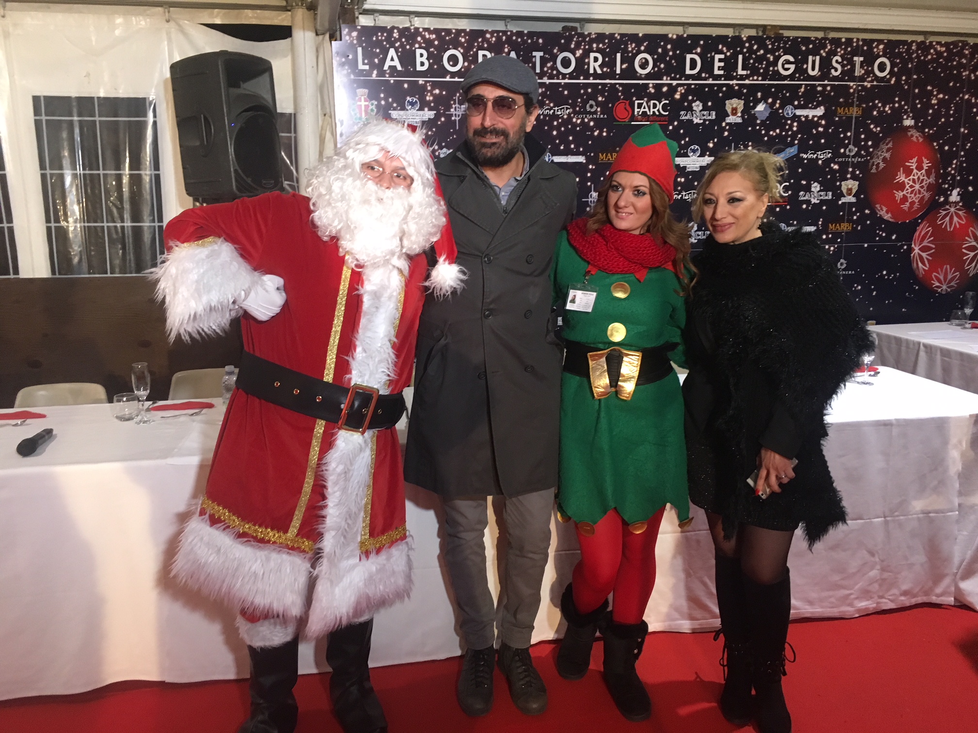 Natale a piazza Cairoli, risate con Castiglia. Stasera cena bendata