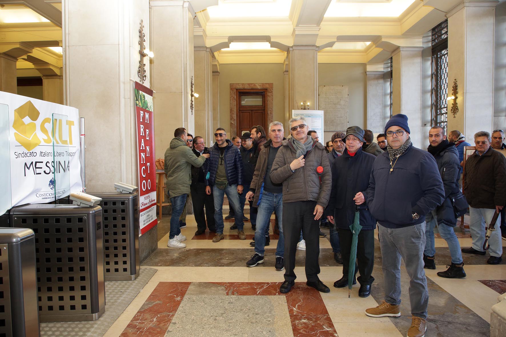 Tassisti abusivi, i “veri conducenti” protestano a Palazzo Zanca e Cacciola promette corsie preferenziali promiscue