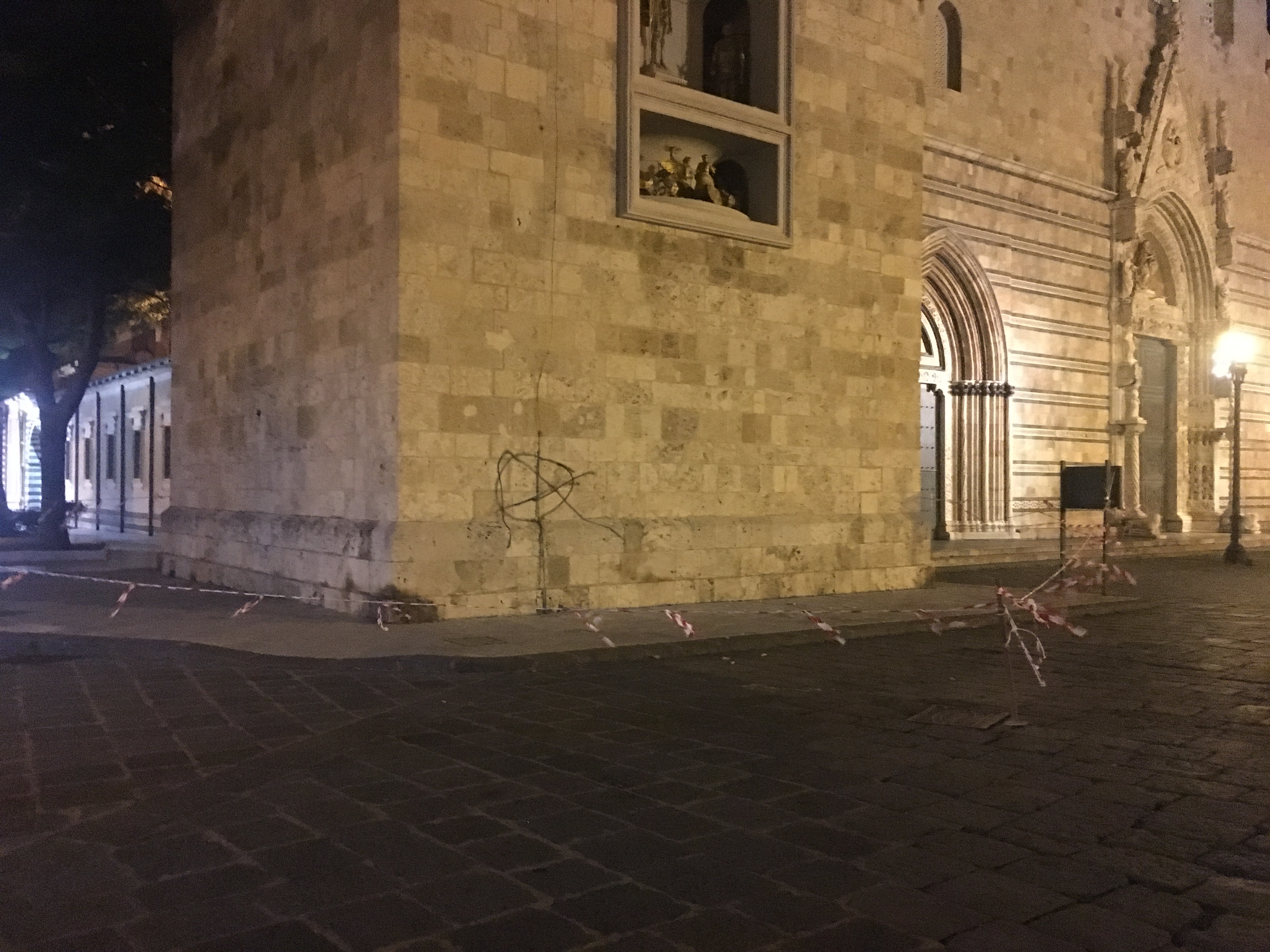 Duomo, crollo di calcinacci dal campanile. Zona transennata