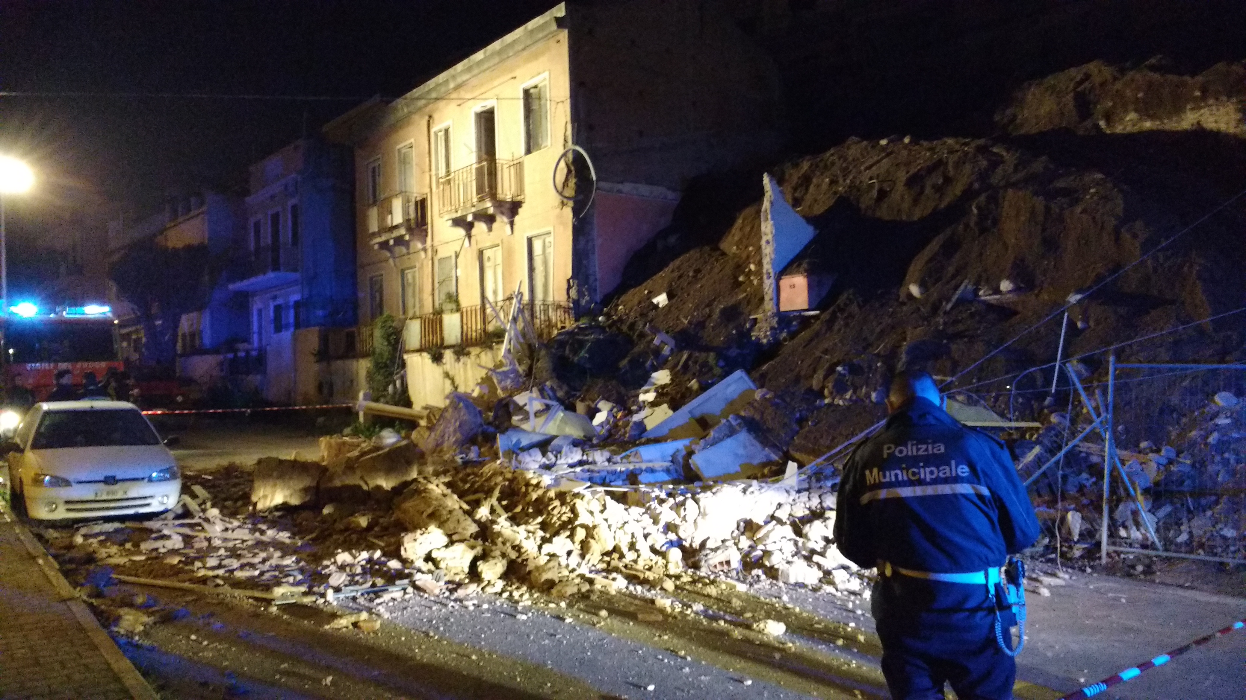 Crollata abitazione vicino a Chiesa di Grotte. Macerie in strada. Sul posto vigili del Fuoco e Polizia municipale