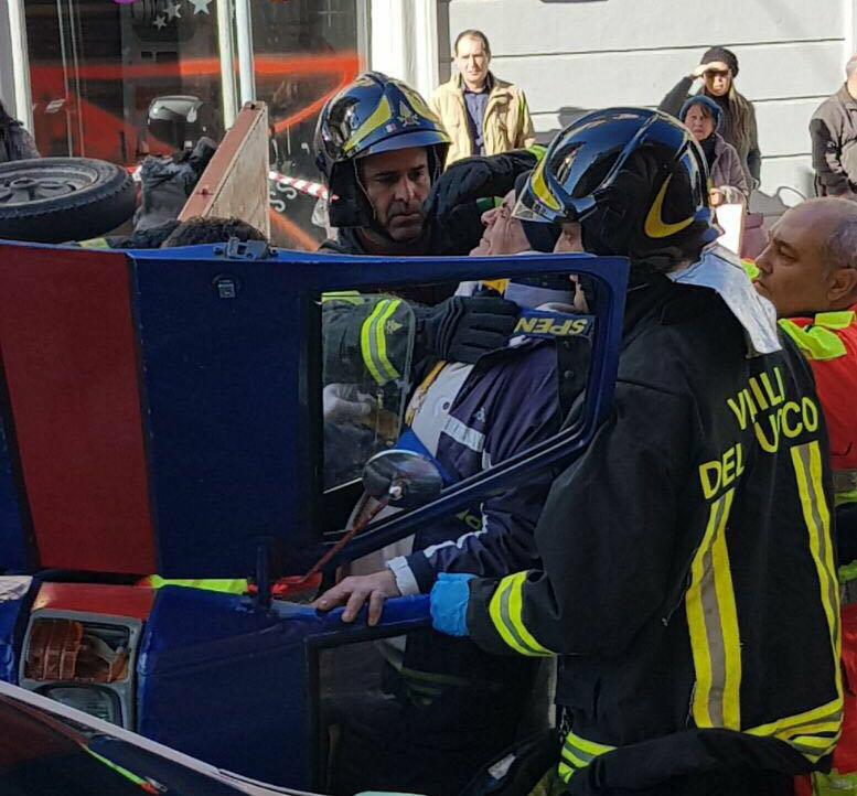 Scontro auto-ape in via Ugo Bassi, uomo estratto vivo dai Vigili del Fuoco