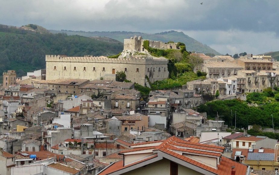 Jeep finisce nel burrone, due morti a Montalbano Elicona