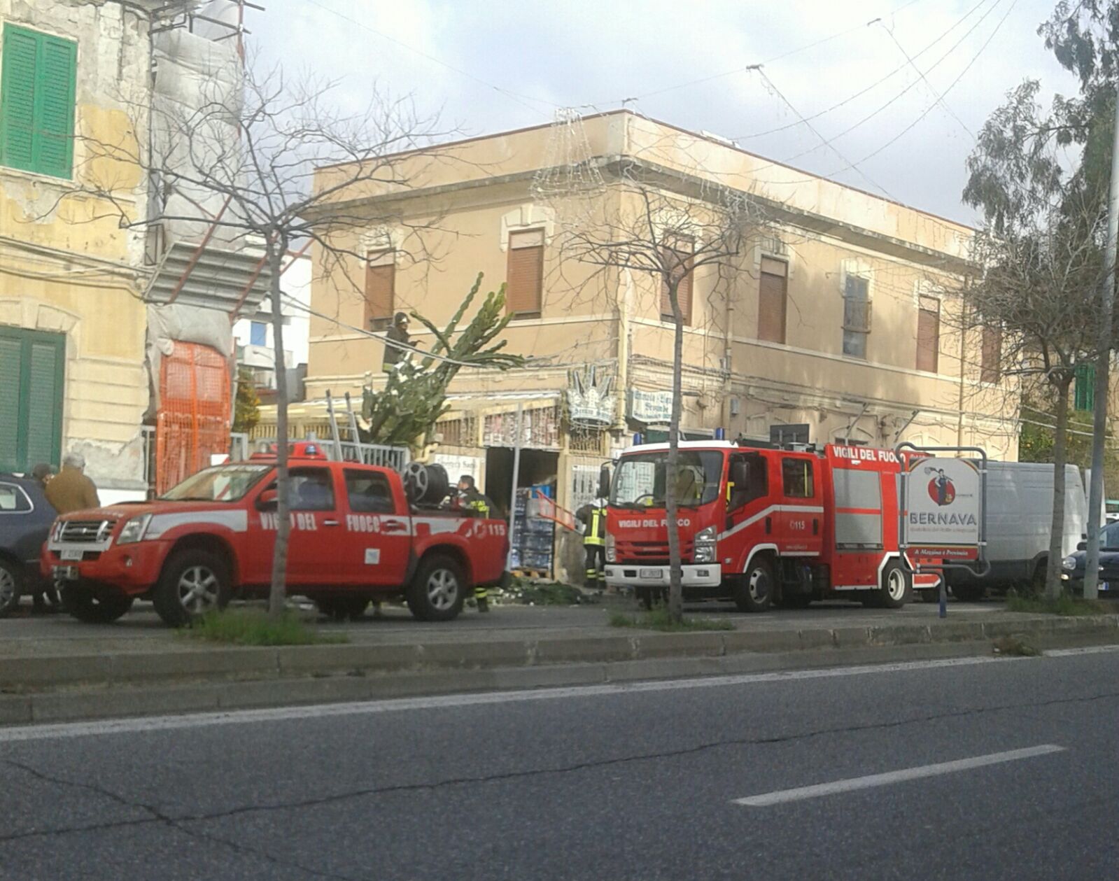 Maltempo, ora l'emergenza è il vento. Danni, disagi e pericoli ovunque